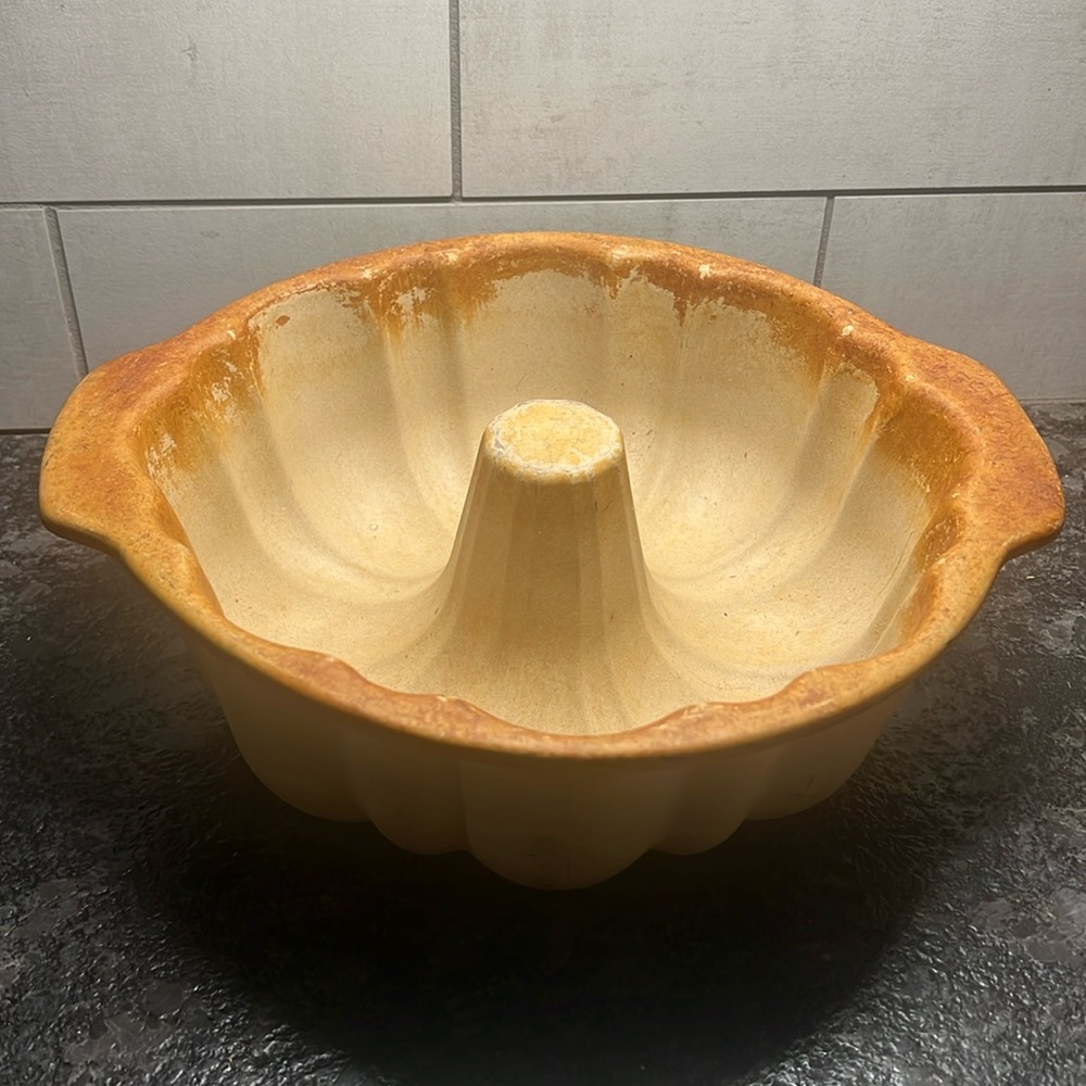 10” Pampered Chef bundt cake stone. This is almost 100% seasoned. Exc condition